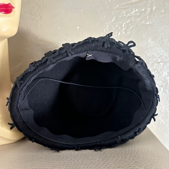 EXCEPTIONAL 1940s' UNIQUE TOP BLACK FELT CONICAL HAT + RED FEATHER & APPLIQUES - Picture 12 of 12